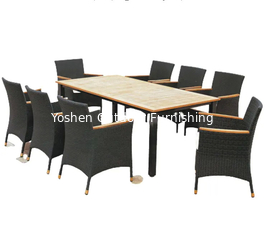 7 pièces de meubles en rotin pour l' extérieur. Meubles pour la piscine. Table de jardin en bois rectangulaire avec 6 chaises en plastique.