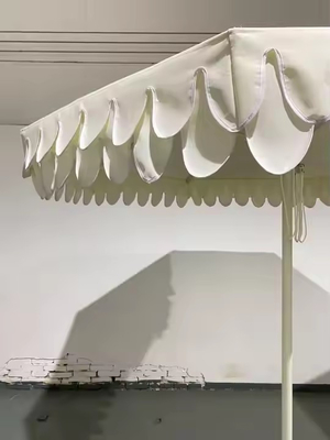 Parasol de marché octogonal blanc à festons de 9 pieds avec franges et garniture à double feston avec rabats