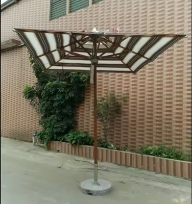 10 FT Tissu rayé de parapluie extérieur de patio de plage avec inclinaison et manivelle pour les meubles de restaurant pub