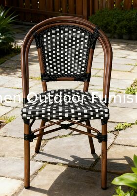 Utilisation commerciale Chaise en rotin tissée de style français Noir Blanc Chaise de salle à manger de patio à damiers pour café restaurant hôtel