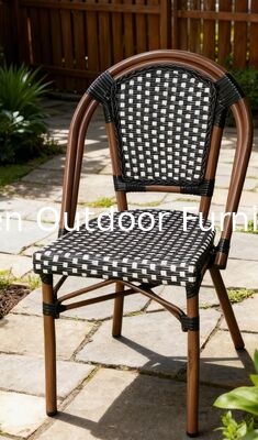 Utilisation commerciale Chaise en rotin tissée de style français Noir Blanc Chaise de salle à manger de patio à damiers pour café restaurant hôtel