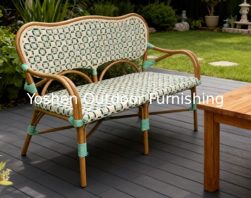 Banquette de bistrot français en rotin avec dossier et accoudoirs pour terrasse de pelouse du porche
