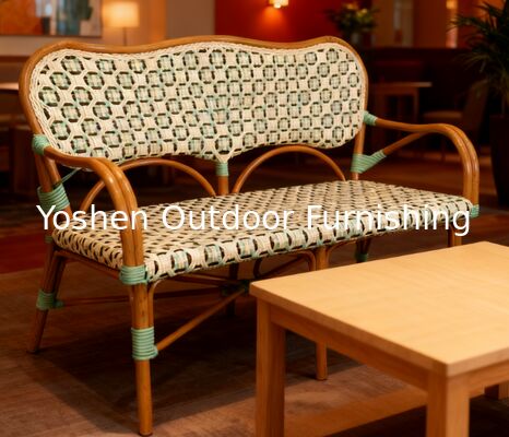 Banquette de bistrot français en rotin avec dossier et accoudoirs pour terrasse de pelouse du porche