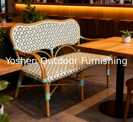 Banquette de bistrot français en rotin avec dossier et accoudoirs pour terrasse de pelouse du porche