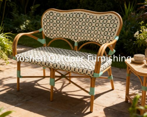 Banquette de bistrot français en rotin avec dossier et accoudoirs pour terrasse de pelouse du porche