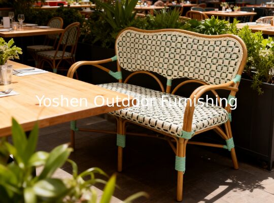 Banquette de bistrot français en rotin avec dossier et accoudoirs pour terrasse de pelouse du porche