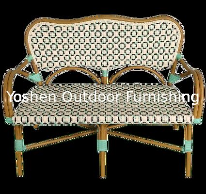 Banquette de bistrot français en rotin avec dossier et accoudoirs pour terrasse de pelouse du porche