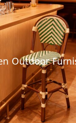 Des tabourets de bar de style bistrot français, des tabourets de hauteur de comptoir vintage avec dos en canne