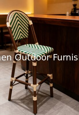 Des tabourets de bar de style bistrot français, des tabourets de hauteur de comptoir vintage avec dos en canne