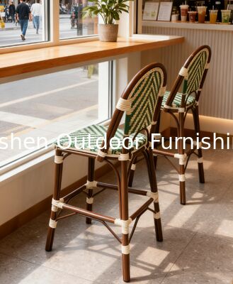 Des tabourets de bar de style bistrot français, des tabourets de hauteur de comptoir vintage avec dos en canne