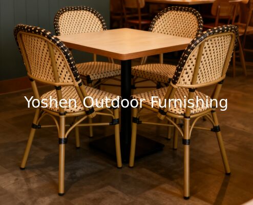 Chaises bistrot françaises empilables en rotin beige sur noir pour votre jardin, patio, porche ou terrasse