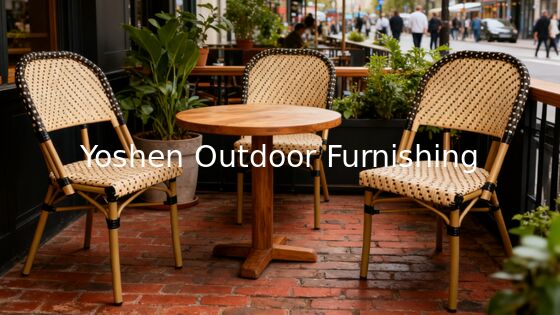 Chaises bistrot françaises empilables en rotin beige sur noir pour votre jardin, patio, porche ou terrasse