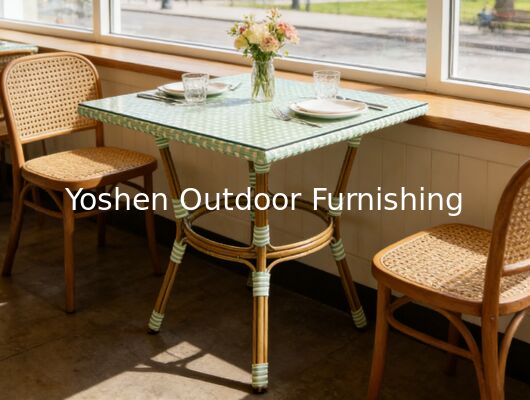 Facile à nettoyer 4 places carrées Table à manger en aluminium en rotin pour le restaurant Hote avec toit en verre