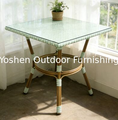 Facile à nettoyer 4 places carrées Table à manger en aluminium en rotin pour le restaurant Hote avec toit en verre