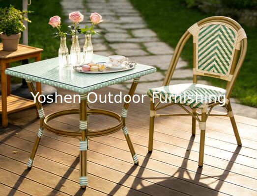 Facile à nettoyer 4 places carrées Table à manger en aluminium en rotin pour le restaurant Hote avec toit en verre