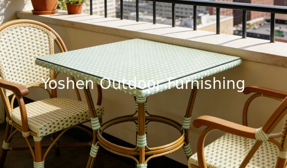 Facile à nettoyer 4 places carrées Table à manger en aluminium en rotin pour le restaurant Hote avec toit en verre