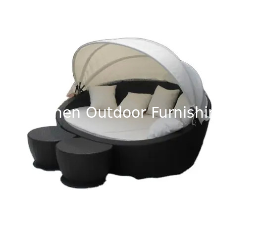 Des chaises de plage en plastique moins chères, une chaise de salon, une piscine, un jardin, un patio, un lit en plein air avec coussin...