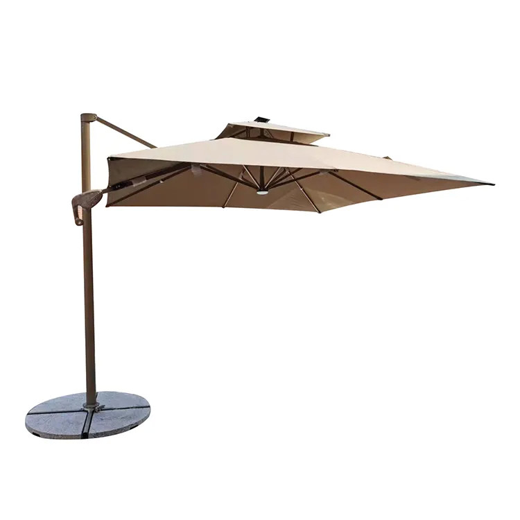 Le jardin du patio, le soleil, le parapluie romain, le parapluie extérieur pour la piscine, l'hôtel, le lieu public...