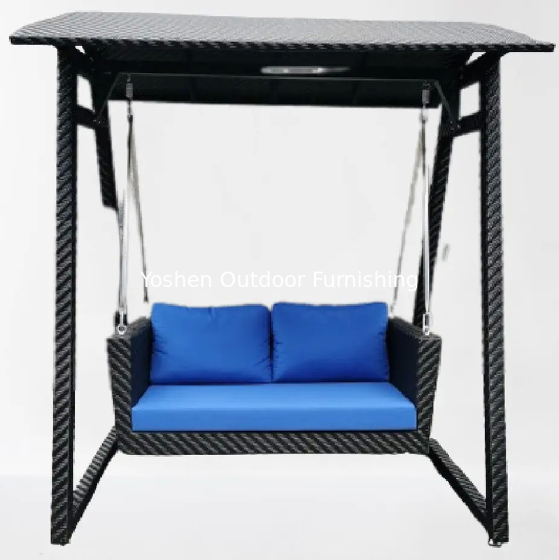 Une chaise suspendue extérieure moderne et luxueuse, lit suspendu en aluminium, banc d'hôtel, patio, balançoire, chaise suspendue...