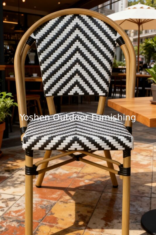 Chaise d'extérieur en bistrot en rotin français en aluminium en bambou cadre peint Zèbre flèches à rayures Noir blanc Chaise extérieure