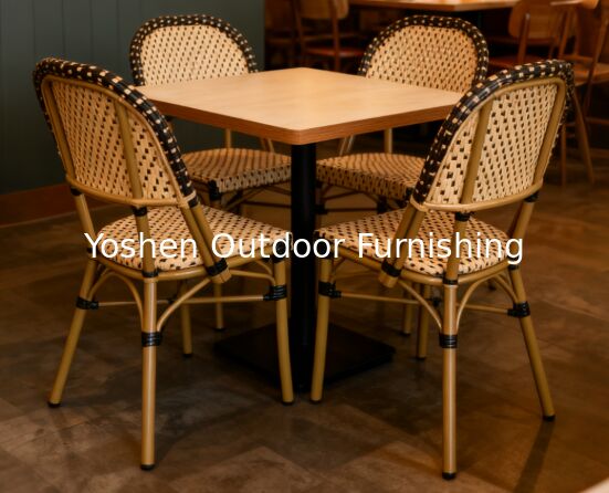 Chaises bistrot françaises empilables en rotin beige sur noir pour votre jardin, patio, porche ou terrasse